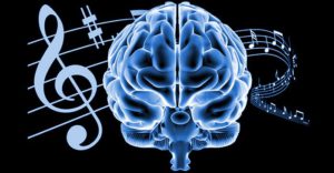 Мозък и нотни линии символизиращи паметта